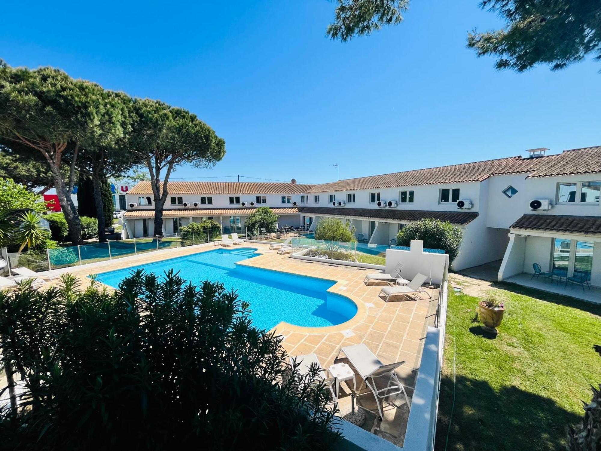Artemia Aigues-Mortes - Hotel Avec Piscine Exterior photo